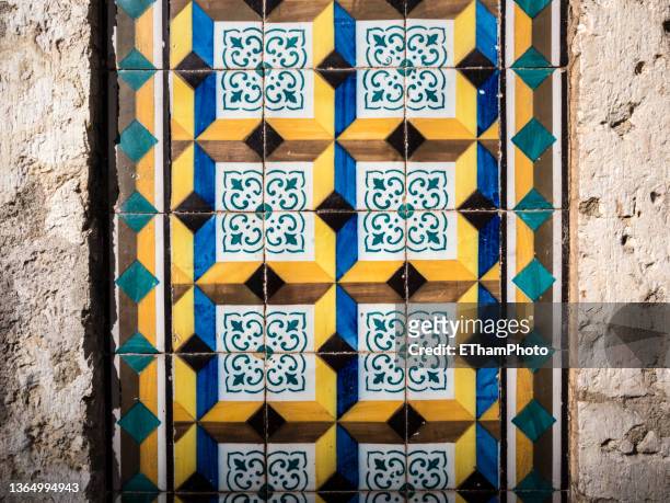 details of azulejo (ceramic glazed tiles on facade of houses in portugal and spain) - azulejos foto e immagini stock