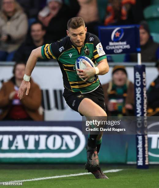 Dan Biggar of Northampton Saints breaks to score their first try during the Heineken Champions Cup match between Northampton Saints and Ulster Rugby...