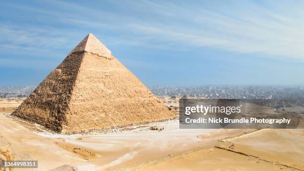 pyramid of khafre, giza, egypt. - pyramid shape stock pictures, royalty-free photos & images