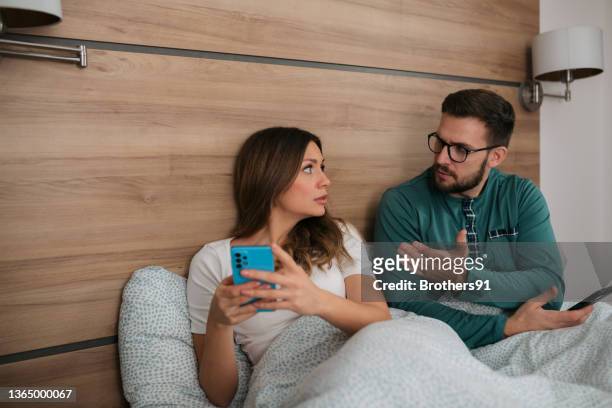 jeune couple marié caucasien se disputant à la maison - angry on phone photos et images de collection