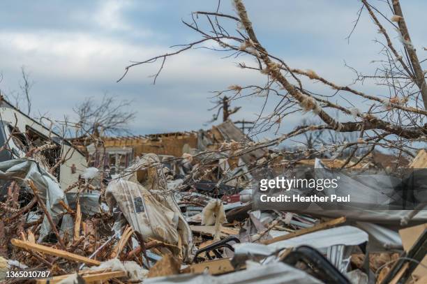 garbage and debris in tennessee after tornado destroyed homes - tennessee tornado stock-fotos und bilder