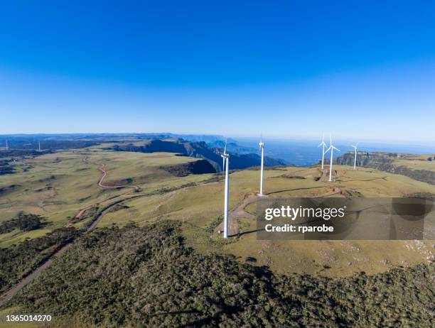 wind energy park - infraestructura stockfoto's en -beelden