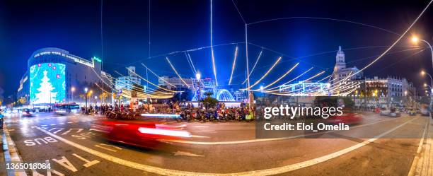 weihnachten auf der plaça de catalunya in barcelona, spanien - catalonia square stock-fotos und bilder