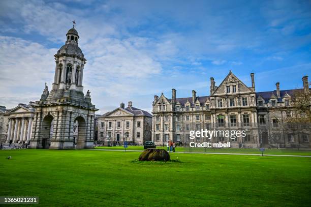 trinity college parliament square with the campanile - dublin ireland - dublin imagens e fotografias de stock