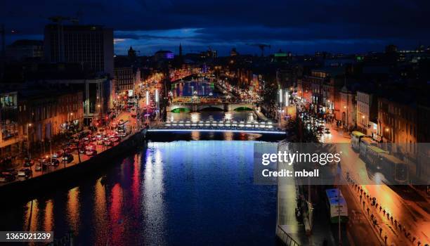 aerial view of dublin along the banks of the river liffey at night during st patrick's day celebration - dublin ireland - dublin skyline stock-fotos und bilder