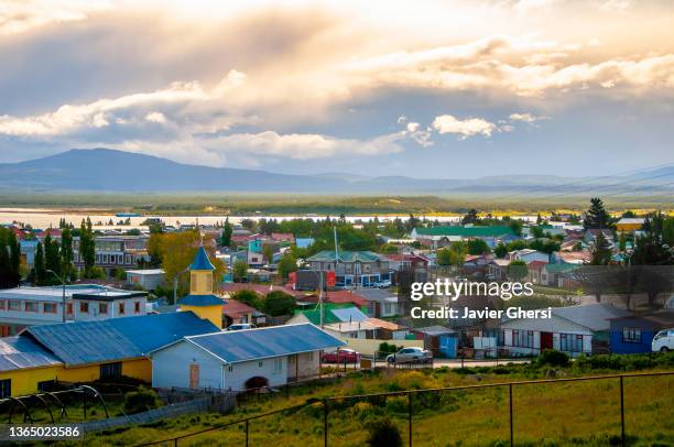 puerto natales, chile. vista panorámica de la ciudad y sus casas. - puerto natales stock-fotos und bilder