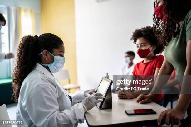 mutter und tochter betreten ein impfzentrum - vaccination center stock-fotos und bilder