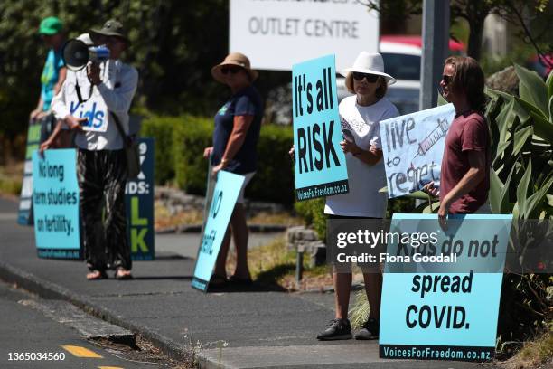 Anti-vaccination protesters line the street outside the drive-through vaccination centre at North Shore Events Centre on January 17, 2022 in...