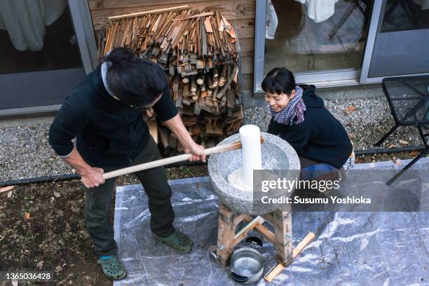 japanese year-end event of making mochi with family - mochi stock-fotos und bilder