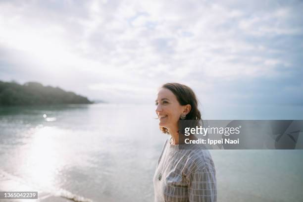 portrait of woman on beach - adult sky lady smile stock pictures, royalty-free photos & images