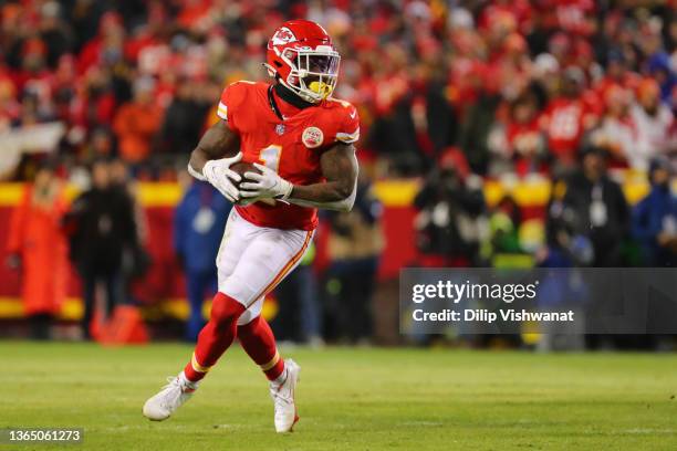 Jerick McKinnon of the Kansas City Chiefs runs with the ball in the third quarter of the game against the Pittsburgh Steelers in the NFC Wild Card...