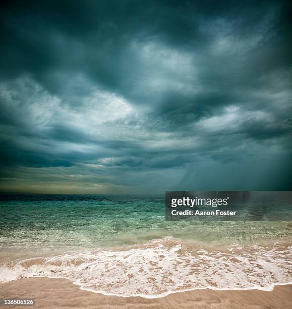 stormy beach - cielo variabile foto e immagini stock