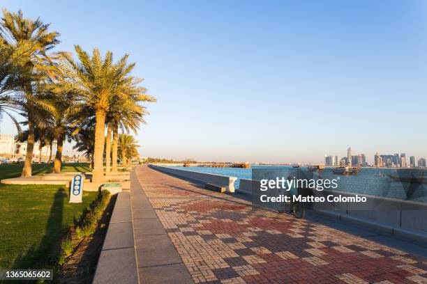 corniche promenade, doha, qatar - uferpromenade stock-fotos und bilder