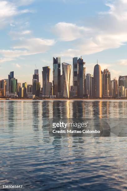 doha skyline at sunset, qatar - qatar port stock-fotos und bilder