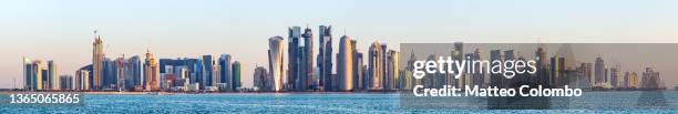 skyline panoramic high resolution, doha, qatar - doha sunset stock pictures, royalty-free photos & images