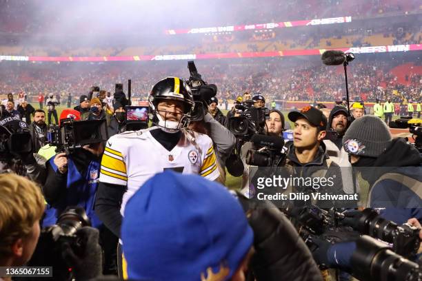 Ben Roethlisberger of the Pittsburgh Steelers reacts as he walks off the field after buing defeated by the Kansas City Chiefs 42-21 in the NFC Wild...