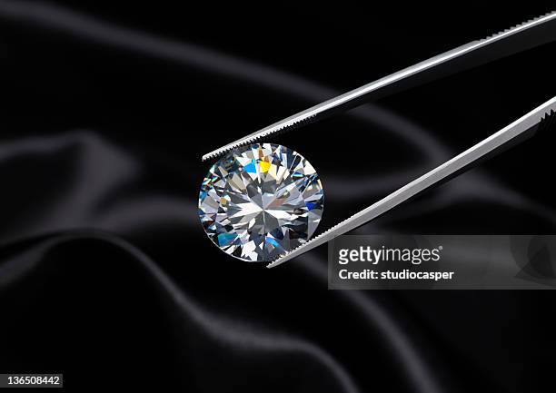 diamant-schmuck holding - diamonds black stock-fotos und bilder