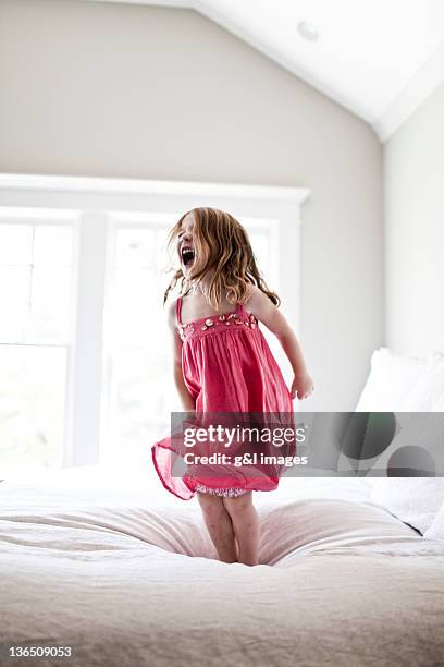 daughter jumping and screaming on bed - dar ataque - fotografias e filmes do acervo
