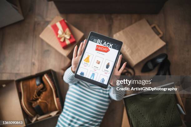 mujer comprando ropa de la venta del viernes negro. - black friday fotografías e imágenes de stock