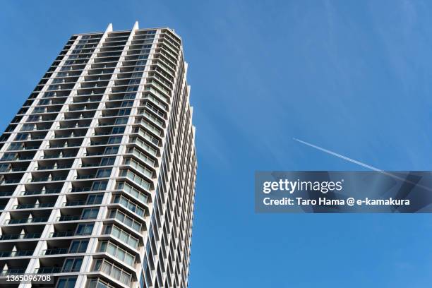 the airplane flying over the residential district in yokohama city of japan - 高層ビル ストックフォトと画像