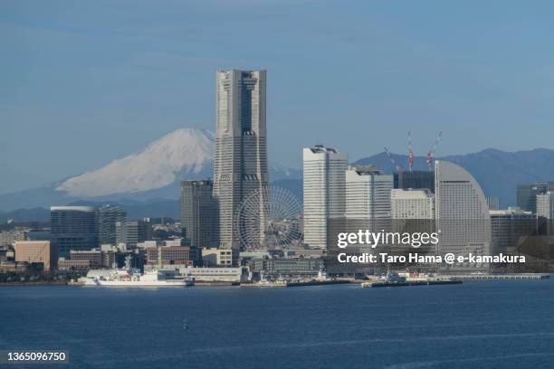 snowcapped mt. fuji and yokohama city of japan - minato mirai stockfoto's en -beelden