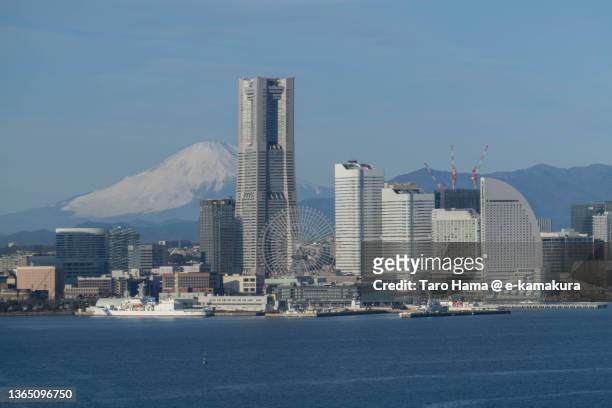 snowcapped mt. fuji and yokohama city of japan - minato mirai imagens e fotografias de stock