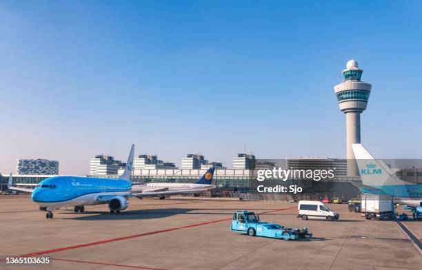 klm-flugzeuge am amsterdamer flughafen schiphol in den niederlanden - airplane part stock-fotos und bilder