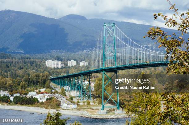 lions gate bridge over burrard inlet, vancouver, canada - 1937 fotografías e imágenes de stock