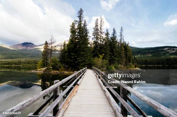 beautiful pyramid island bridge at pyramid lake, canadian rockies - canada rockies fotografías e imágenes de stock