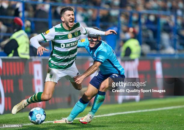 Christian Neiva Afonso 'Kiki' of FC Vizela competes for the ball with Paulinho of Sporting CP during the Liga Portugal Bwin match between FC Vizela...