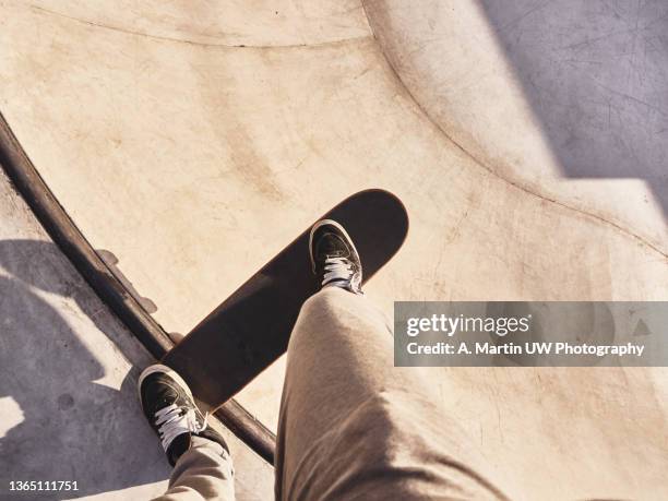 point of view of a skater. his feet on the deck ready to skate the ramp. - skate stock pictures, royalty-free photos & images