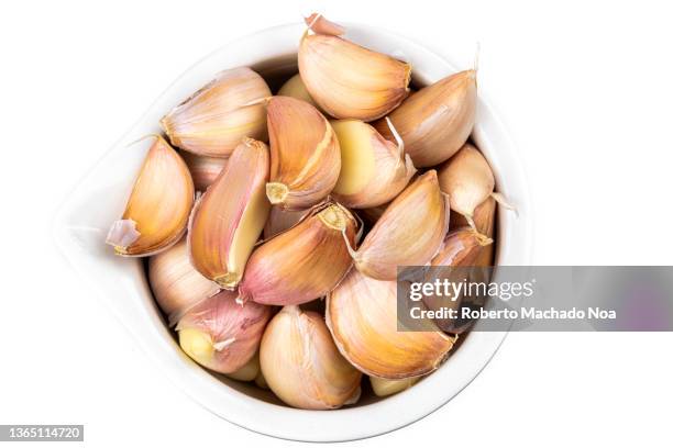 top-down view of whole garlic cloves - garlic stock pictures, royalty-free photos & images
