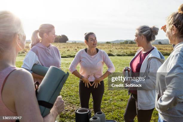 dar consejos de yoga - suelo pélvico fotografías e imágenes de stock