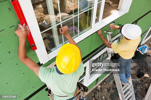 carpenters medición marco de ventana de alineación - condado-de-norfolk-massachusetts fotografías e imágenes de stock