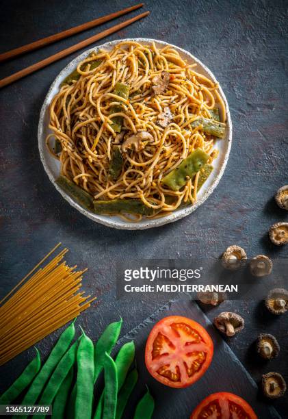 braised noodles with beans vegan plant based asian recipe - chinese noodles stockfoto's en -beelden