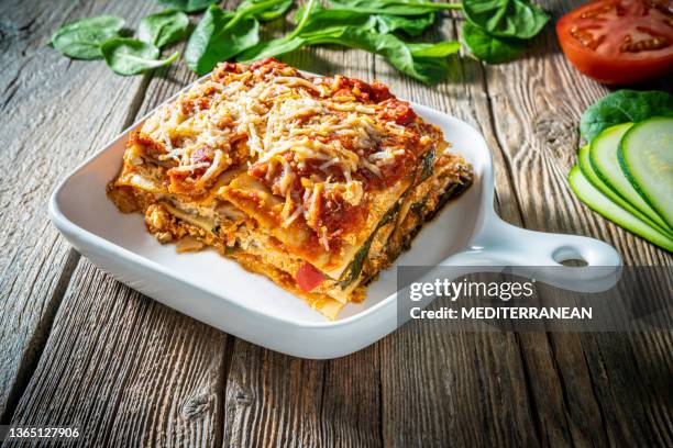 proteinreiche lasagne vegane italienische lebensmittel auf pflanzlicher basis rezept medit - lasagne stock-fotos und bilder