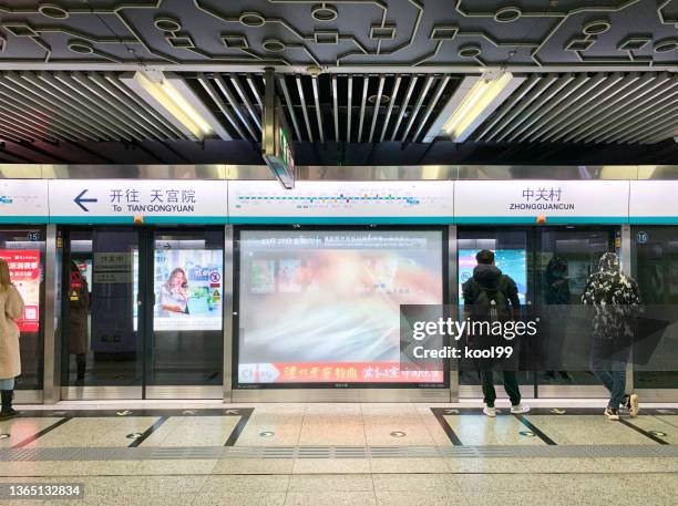 beijing line 4 subway, xidan sation subway platform - metro screen door stock-fotos und bilder