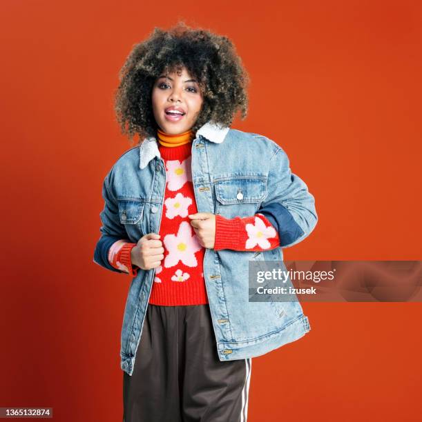 portrait de mode d’une adolescente - veste à motif floral photos et images de collection