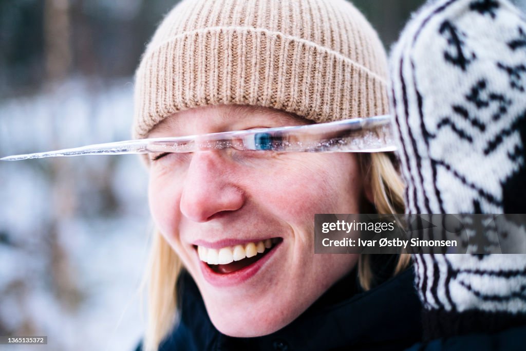 Skurriles Bild einer lachenden Frau, die gründlich eisig aussieht