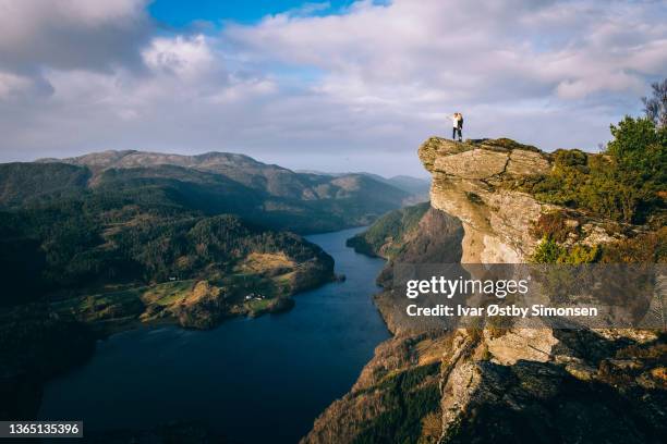 uomo che gode della vista da un punto di vista mozzafiato "himakånå" nella norvegia occidentale. - observation point foto e immagini stock