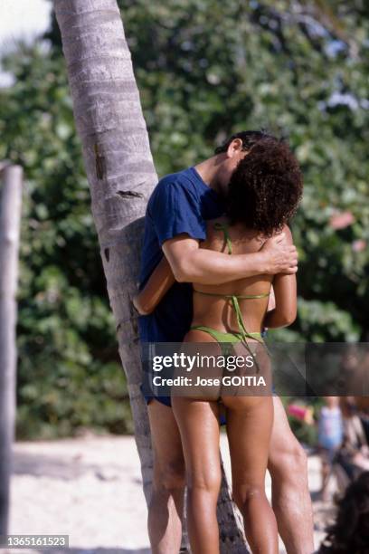 Un couple s'embrasse sur une plage à Cuba, en septembre 1992.