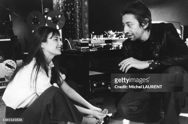 Jane Birkin et Serge Gainsbourg dans leur appartement à Paris, le 30 janvier 1974.