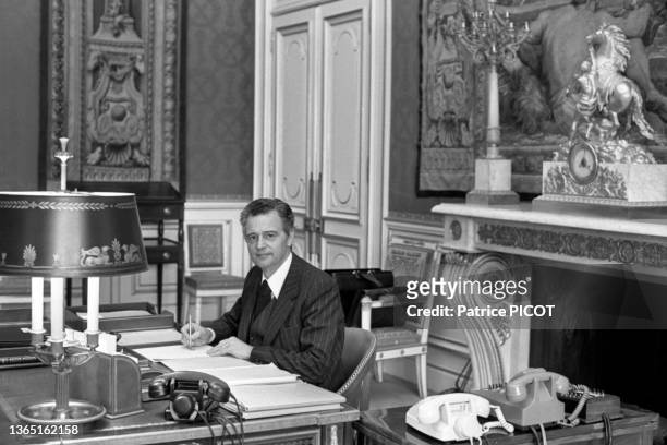 Michel Durafour, ministre de l'économie et des finances, dans son bureau à Paris le 18 février 1977