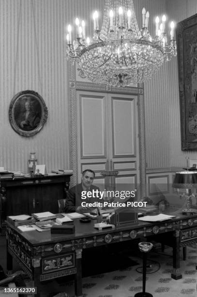 Christian Poncelet, secrétaire d'état au budget, à son bureau à Paris le 4 mars 1977