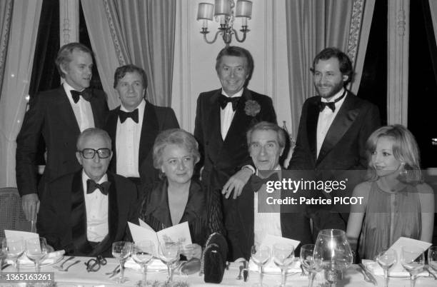 Pierre Mondy, Jacqueline Maillan, Jean Poiré et Caroline Cellier lors d'un dîner après le 1ère de la pièce 'Féfé de Broadway' au Théâtre des Variétés...