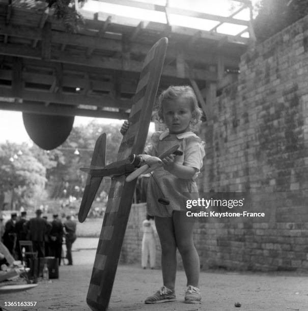 Enfant dans une démonstration de modèles réduits d'avion aux Arènes de Lutèce, le 29 juin 1953, à Paris.