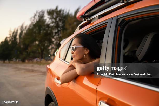 road trip on the beach - car imagens e fotografias de stock