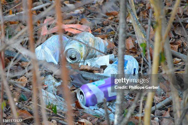 beer/soda cans littering - drinks can stock pictures, royalty-free photos & images