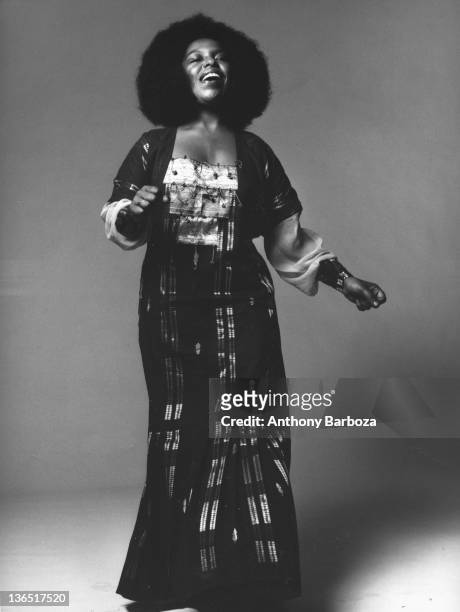 American musician and singer Roberta Flack sings, New York, New York, 1971.