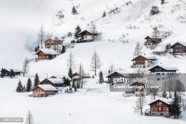 wooden cottages in the sky resort of malbun - fürstentum liechtenstein stock-fotos und bilder